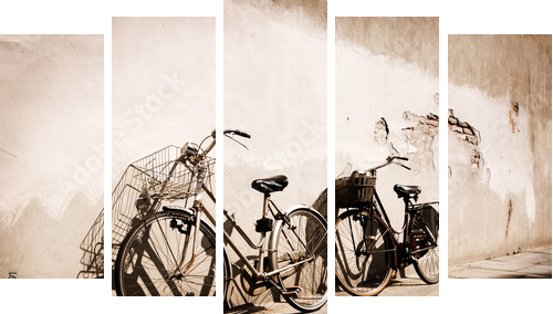 Italian old-style bicycles leaning against a wall - Fünfteiliges Leinwandbild, Pentaptychon