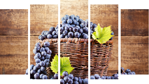 grape in wooden basket  - Fünfteiliges Leinwandbild, Pentaptychon