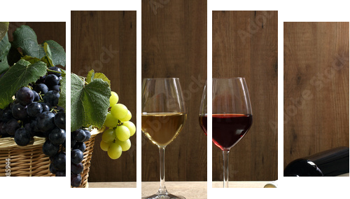 vino due bicchieri su tavolo di legno  - Fünfteiliges Leinwandbild, Pentaptychon
