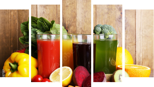 Fruit and vegetable juice in glasses and fresh fruits and  - Fünfteiliges Leinwandbild, Pentaptychon