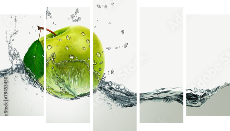 Green Apple amid splashing water.  - Fünfteiliges Leinwandbild, Pentaptychon