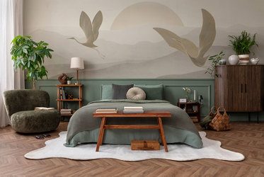 Zarter-landschaftsblick-mit-fliegenden-kranichen-furs-schlafzimmer-fototapeten-fixar